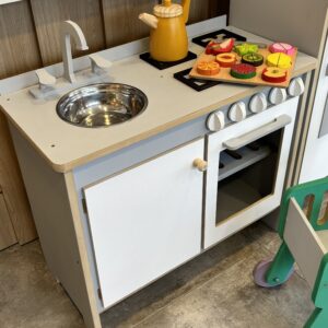 Cocina chica de madera