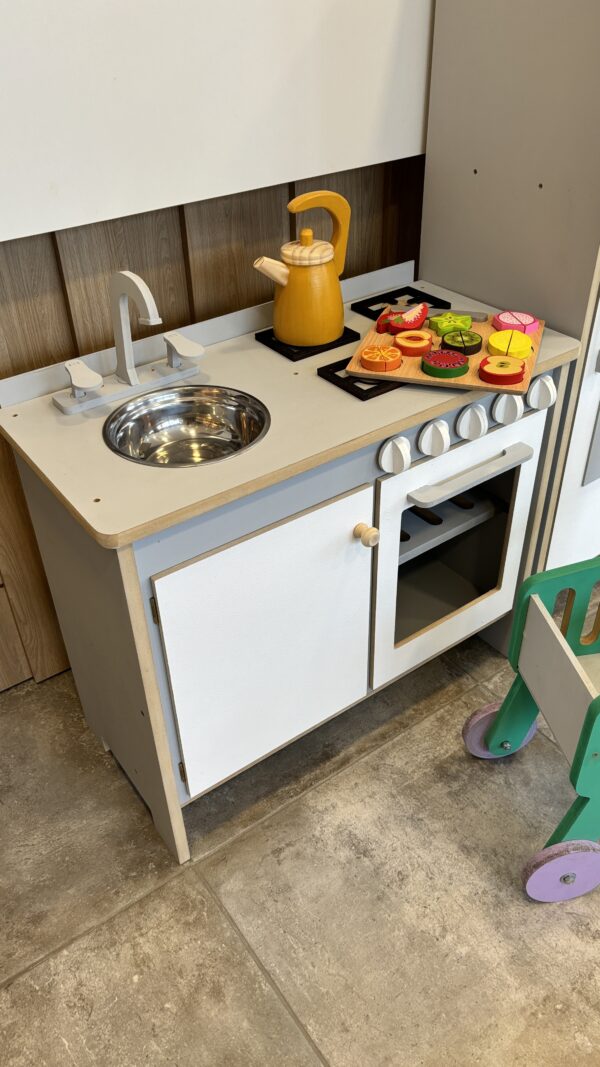 Cocina chica de madera