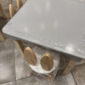 Mesa pupitre con sillas bunny